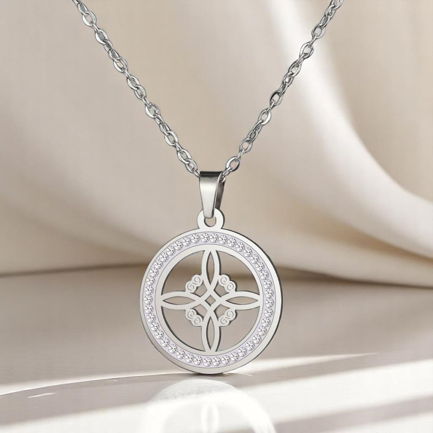 Collar Nudo de Bruja con Circonias