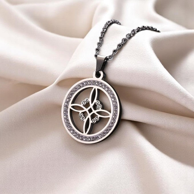 Collar Nudo de Bruja con Circonias